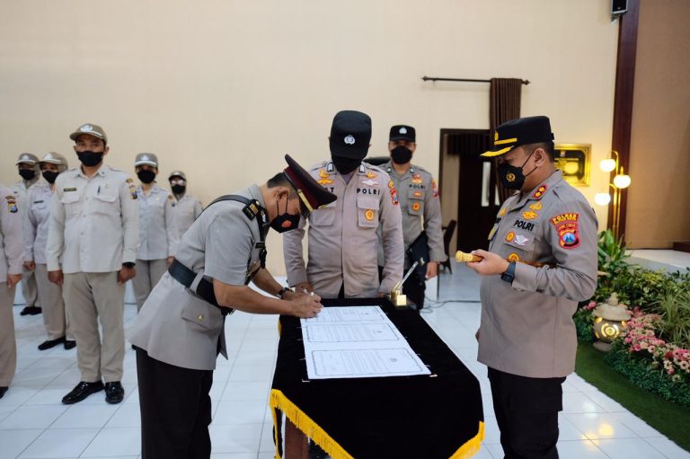 Kapolres Pimpin Sertijab Kabag dan Kapolsek Jajaran Polres Blitar Kota