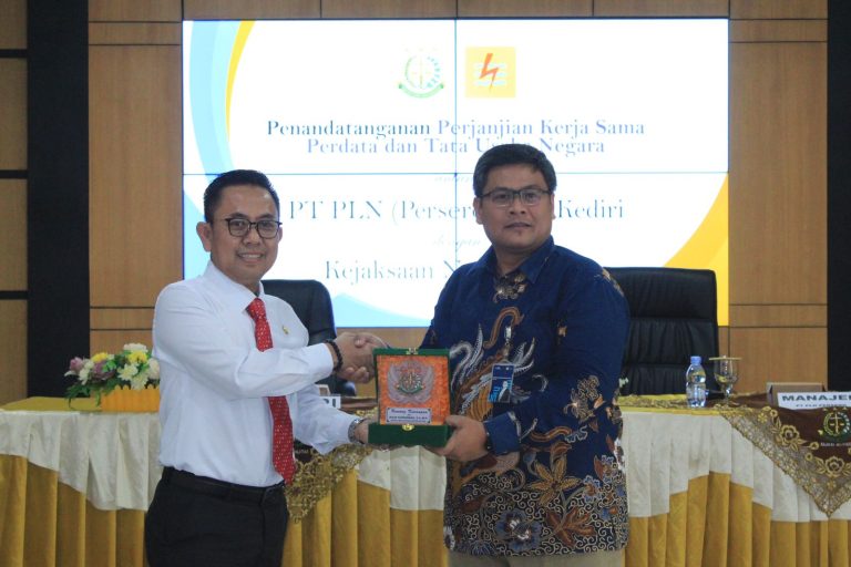 PENANDATANGANAN PERJANJIAN KERJA SAMA ANTARA KEJAKSAAN NEGERI BLITAR DENGAN PT. PLN (Persero) Tbk UP3 KEDIRI DI BIDANG HUKUM PERDATA DAN TATA USAHA NEGARA