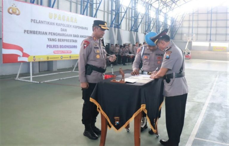 Polres Bojonegoro Lantik Dan Beri Penghargaan Kapolsek Kepohbaru