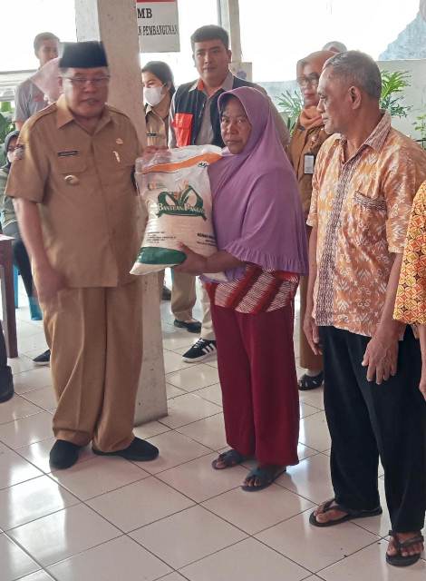 Walikota Blitar : Semoga Penyaluran Cadangan Beras Dari Pemerintah Bermanfaat Untuk Penerimanya