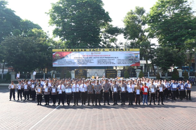 Harkitnas, Kapolres Malang Berikan 463 Penghargaan Kepada Masyarakat dan Anggota Beprestasi