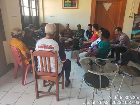 Polisi RW Polres Jember Berhasil Redam Isu Dukun Santet di Kalisat Dengan Mediasi