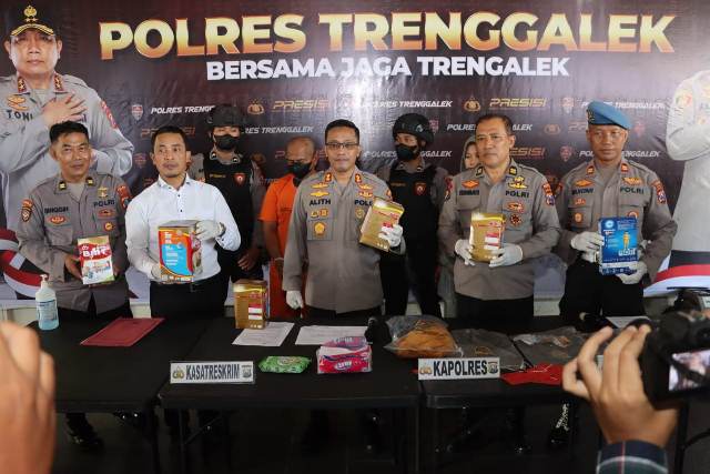 Polres Trenggalek Tetapkan Tiga Orang Tersangka Komplotan Pencuri Spesialis Toko Swalayan