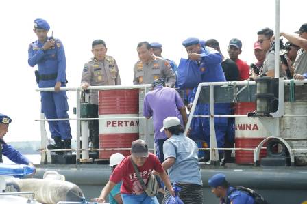 Jelang Hari Bhayangkara ke 77 Kapolda Jatim Berbagi Sembako Untuk Warga Nelayan dan Anak Yatim