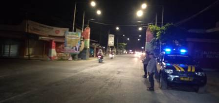 Cegah Laka Lantas Dan Kriminalitas Di Jalan Raya, Anggota Polsek Udanawu Laksanakan Patroli Blue Light.