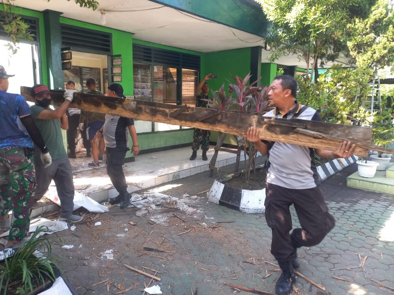 Solid, TNI – Polri di Sidoarjo Gotong – Royong Perbaiki Mako Koramil Tanggulangin