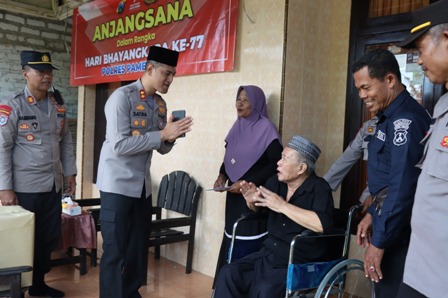 Kapolres Pamekasan Berikan Bantuan Kunjungi Purna Polri yang Sakit Menahun