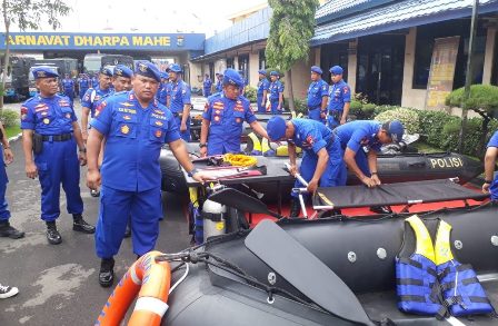 Tim SAR Gabungan Dirpolairud Polda Jatim Berhasil Evakuasi Korban Tenggelam di Pelabuhan Gresik