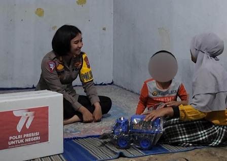 Polisi RW Polres Malang Peduli Sambangi Warga Penyandang Disabilitas di Hari Bhayangkara ke -77