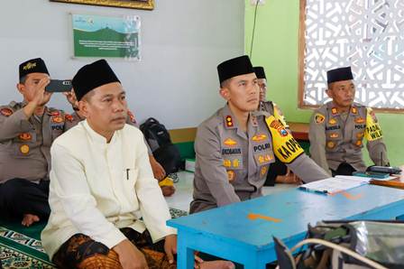 Hari Bhayangkara ke – 77 Polres Jombang Revitalisasi Makam Pahlawan Nasional KH Wahab Chasbullah