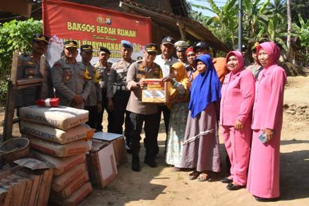 Hari Bhayangkara ke-77 Bahagianya Mbah Wakijah Terima Program Bedah Rumah Polres Trenggalek