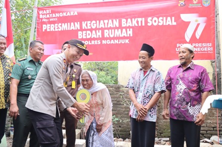 Tepati Janji, Kapolres Nganjuk Serahkan Kunci Bedah Rumah Sebelum 1 Juli 2023