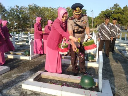 Jelang Hari Bhayangkara ke-77 Polres Magetan Ziarah Rombongan Ke TMP