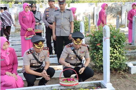 Peringati  Hari Bhayangkara ke – 77, Polres Nganjuk Ziarah ke TMP