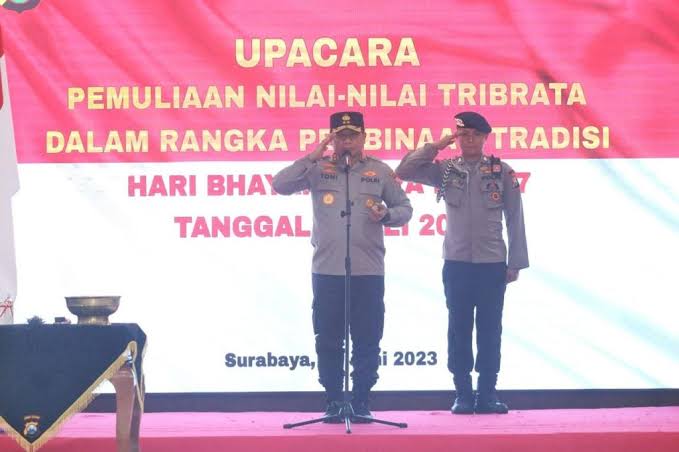 Kapolda Jatim Pimpin Upacara Pemuliaan Nilai Luhur Tribrata Pataka Polda Jatim “Tan Hana Dharma Mangrwa”