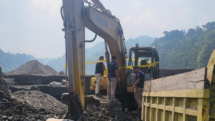 Reskrim Polres Blitar Sita Alat Berat Dan Truk Penambang Pasir Ilegal