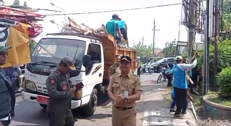 Tim Gabungan Dipimpin Sekdakab Jombang Kembali Sapu Bersih Reklame Ilegal 