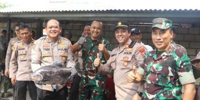 Sinergitas TNI Polri Diwujudkan Bersama Menebar 2000 Benih Ikan