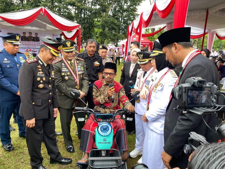 Hari Bhayangkara ke – 77 Polres Lumajang Beri Bantuan Motor Listrik Roda 3 Untuk Marbot Penyandang Disabilitas