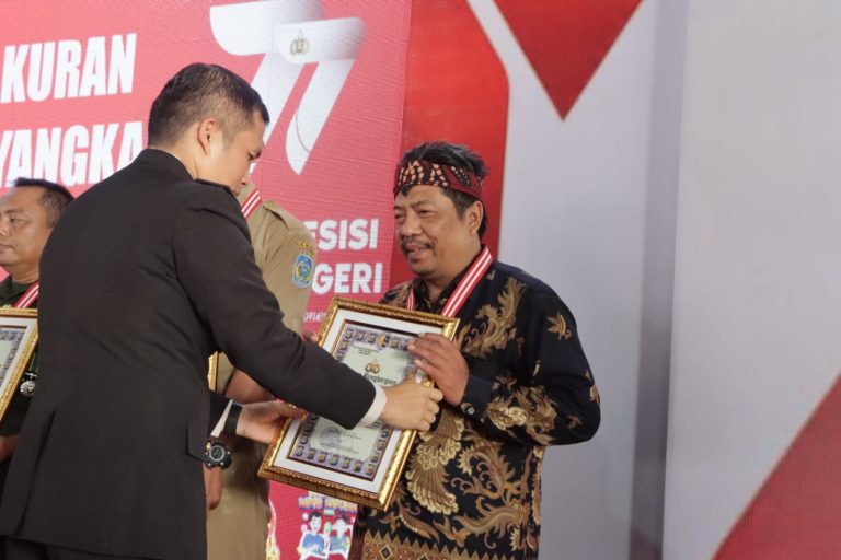 Juara 2 Lomba Jurnalistik Mabes Polri, Wartawan Koran Memo Diganjar Penghargaan oleh Kapolres Nganjuk