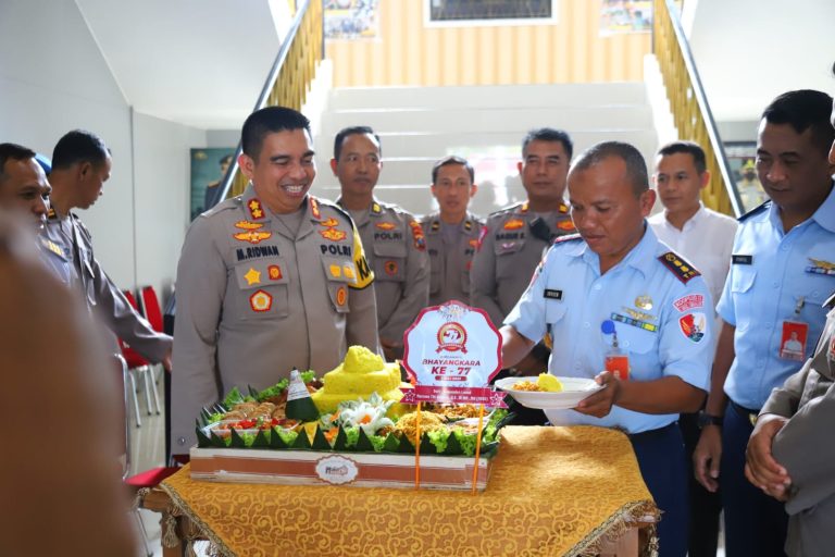 Kapolres Magetan Terima Surprize Ucapan Hari Bhayangkara ke 77 Dari Berbagai Unsur TNI Di Magetan