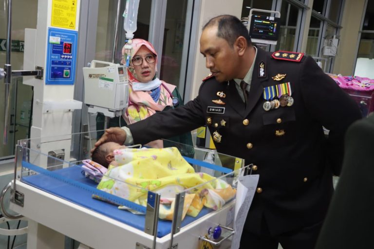 Diselamatkan Bhabinkamtibmas Polres Ngawi Bayi di Pinggir Jalan Dirawat di RSUD dr. Soeroto