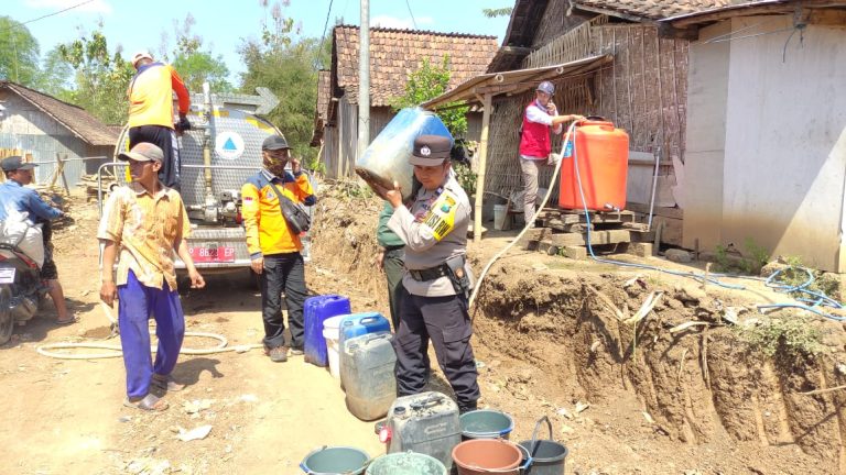 Polisi RW bersama Babinsa dan BPBD Situbondo Salurkan 10 Ribu Air Bersih di Dusun Bendusa Arjasa