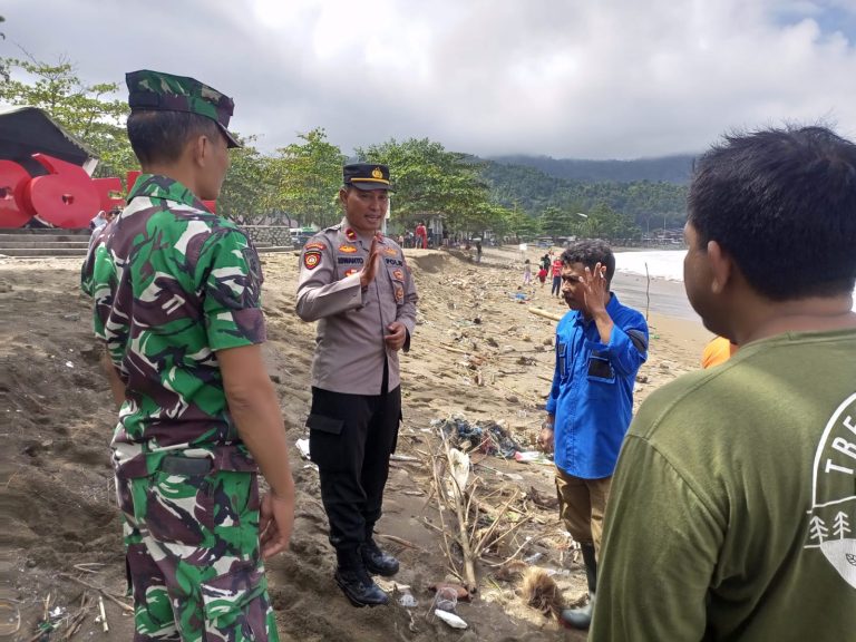 Polisi Pasang Tanda Batas Aman di Pantai Watulimo Trenggalek Antisipasi Gelombang Tinggi