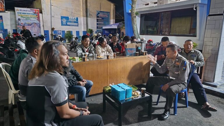 Polres Bondowoso Ngopi Bareng Dengan Klub Motor Sampaikan Himbauan Tertib Berlalulintas