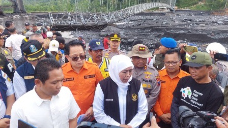 Kapolres Lumajang Dampingi Gubernur Jatim Bagikan Sembako Pada Warga Terdampak Lahar Dingin Semeru