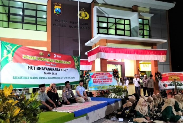 Peringati Hari Bhayangkara Ke-77 Polsek Purwosari Bersholawat