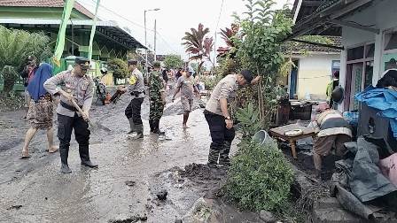 Sinergitas Polres Lumajang dan TNI Bantu Bersihkan Rumah Warga Terdampak Banjir di Desa Nguter