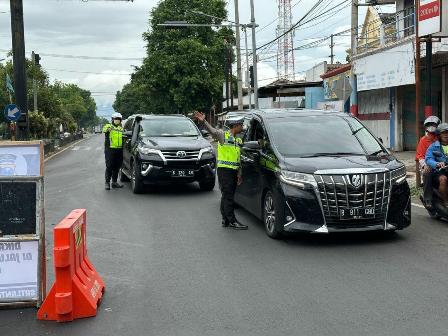 Bantu Urai Kepadatan di Pelabuhan Ketapang, Polres Situbondo Alihkan Kendaraan Menuju Banyuwangi Lewat Jalur Selatan