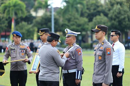 Kapolda Jatim Beri Penghargaan Puluhan Personel Polri dan PNS serta Masyarakat Umum