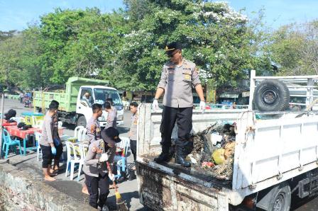 Polisi Peduli Lingkungan Polda Jatim Bersama Warga Bersihkan Sampah di Sepanjang Pantai Kenpark