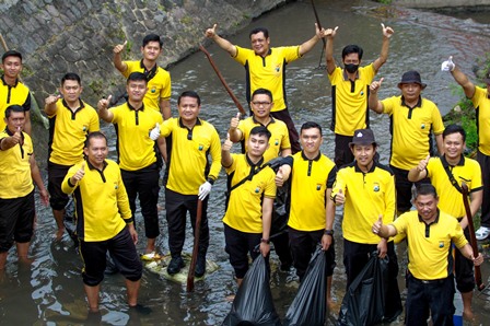 Peduli Lingkungan, Polres Blitar Kota Bersihkan Aliran Sungai