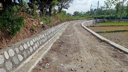 Kelurahan Lembeyan Kulon Adakan Pembangunan Talud Penyangga Tanah Untuk Antisipasi Terjadinya Longsor