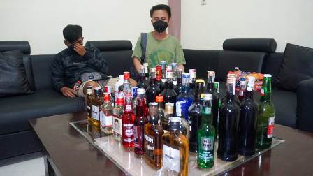 Personel Gabungan Polres Jombang Gelar Miras di Bulan Suro Puluhan Botol Berhasil Diamankan