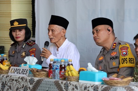 Jumat Barokah Polres Tulungagung Salurkan Bansos Untuk Ponpes dan Anak Yatim di Karangrejo