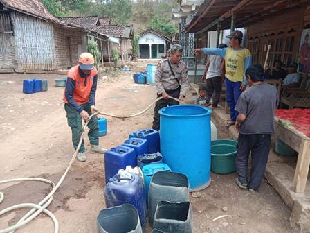 Polisi RW dan BPBD Situbondo Kembali Salurkan Puluhan Ribu Liter Air Bersih di Dusun Bendusa