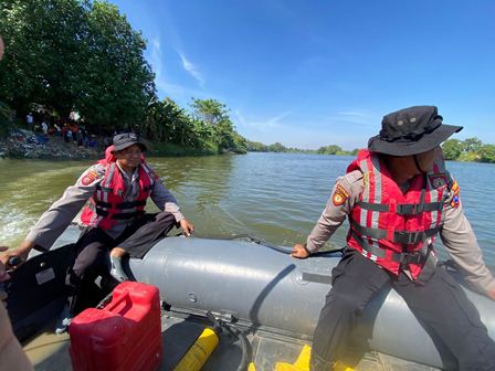 Polres Lamongan Bersama Tim SAR Gabungan Berhasil Evakuasi 3 Korban Perahu Tenggelam di Bengawan Solo