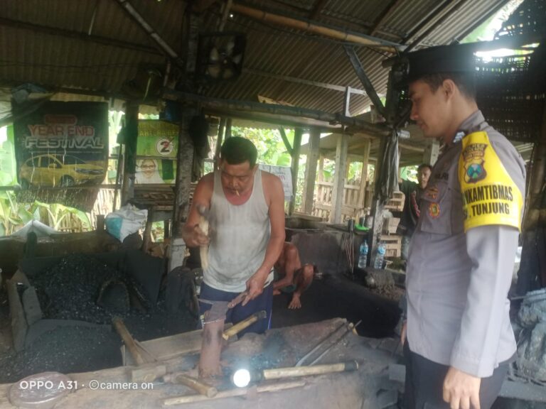 Bhabinkamtibmas Desa Tunjung- Udanawu kunjungi produk unggulan asli Desa Tunjung