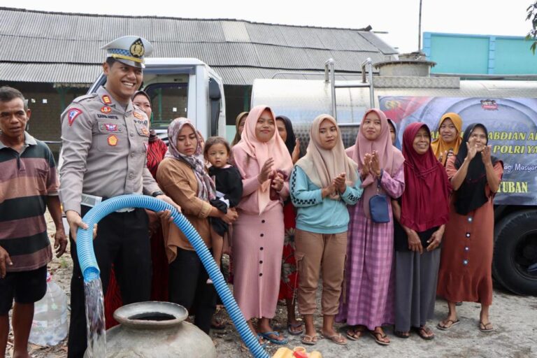 28 Tahun Pengabdian Akpol 95 Patria Tama Bagikan Air Bersih Kepada Warga Tuban