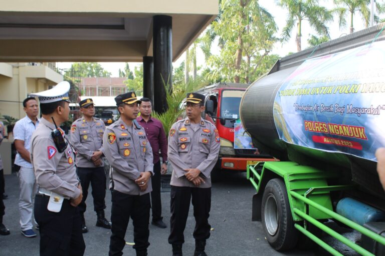 Polres Nganjuk bersama Alumni Akpol 95 Patria Tama Bantu 20 Truk Tangki Air Bersih Siap Minum