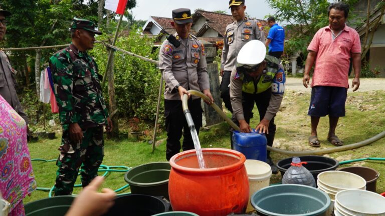 Polres Blitar Salurkan Air Bersih ke tiga Kecamatan