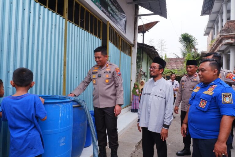 Alumni Akpol 95 Bagikan Air Bersih Serentak Diseluruh Wilayah Jawa Timur