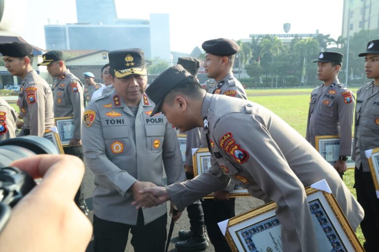 Dinilai Berprestasi Kapolda Jatim Beri Penghargaan Kepada 151 Personel 