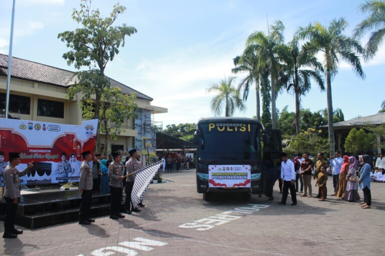 Polres Nganjuk Berangkatkan Rombongan 6 Anggotanya Melaksanakan Umroh ke Tanah Suci