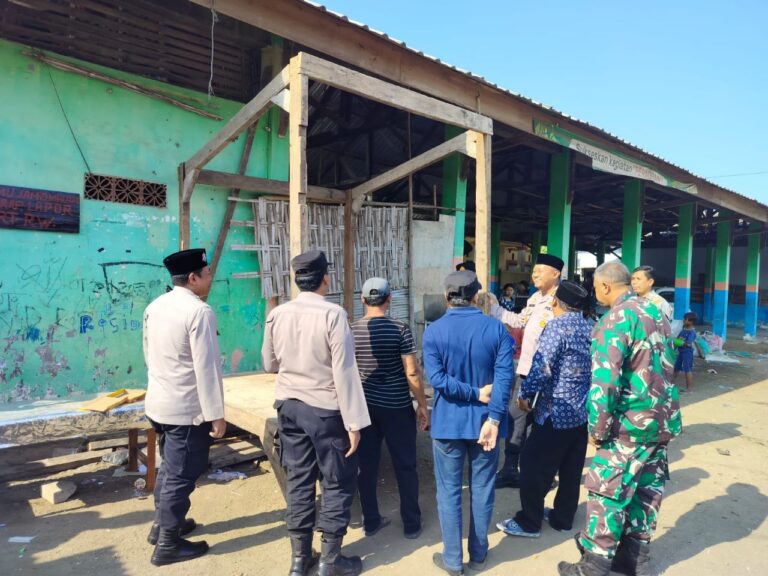 Polres Pasuruan Kota Bangun Pos Satkamling Respon Usulan Warga Saat Jumat Curhat