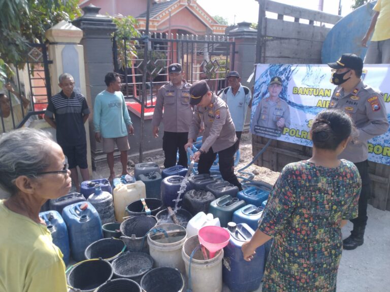 Polres Bojonegoro Kembali Salurkan Bantuan Ribuan Liter Air Bersih untuk Warga